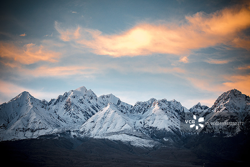 中国西北地区新疆塔什库尔干帕米尔喀喇昆仑山脉葱岭雪山夕阳晚霞图片素材