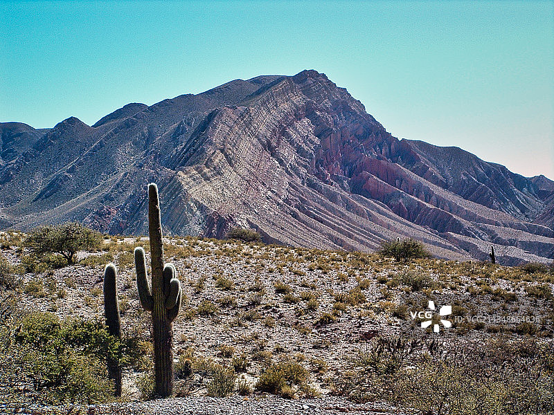 阿根廷胡胡伊省乌马瓦卡清澈蓝天下的山景图片素材