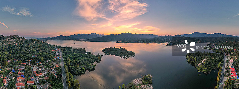 航拍泰安黄前水库的绚丽晚霞图片素材