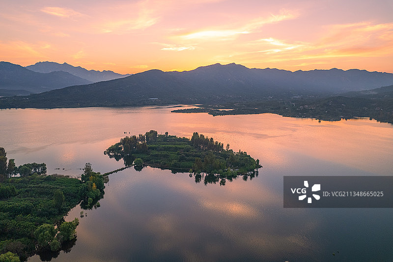 航拍泰安黄前水库的绚丽晚霞图片素材