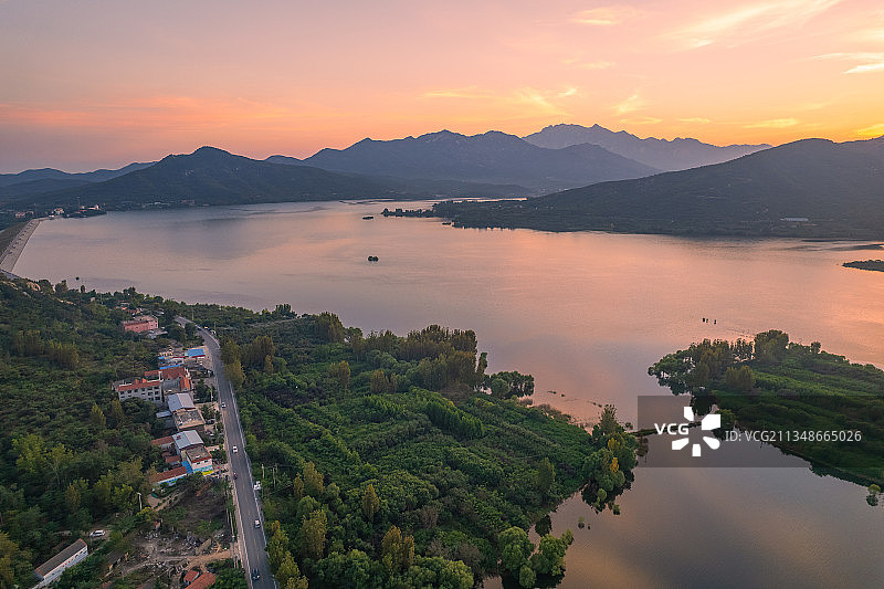 航拍泰安黄前水库的绚丽晚霞图片素材