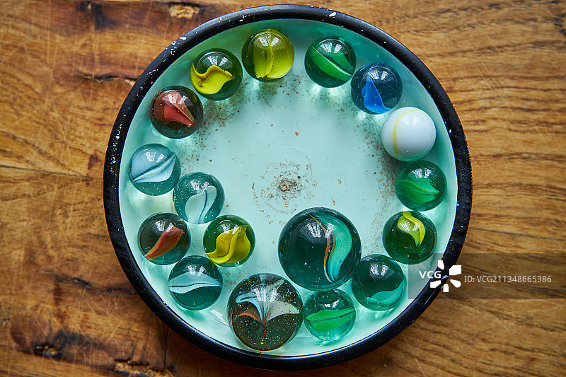 波兰：桌面容器中弹珠的俯视图图片素材
