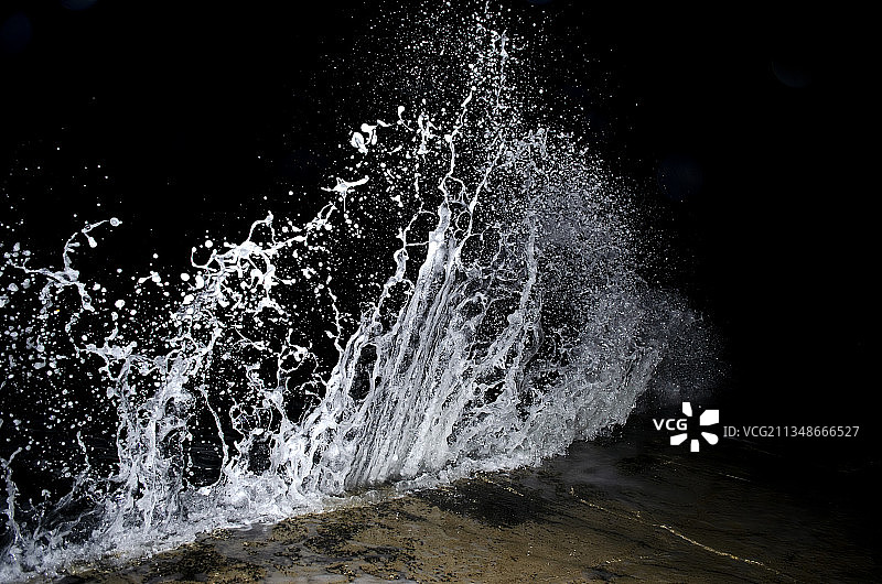 黑色背景下的水花飞溅特写图片素材