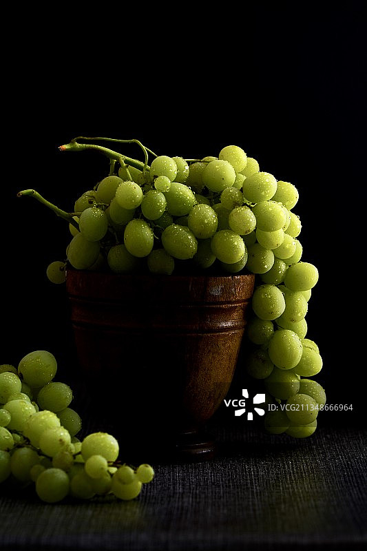 意大利黑色背景餐桌上的葡萄特写图片素材