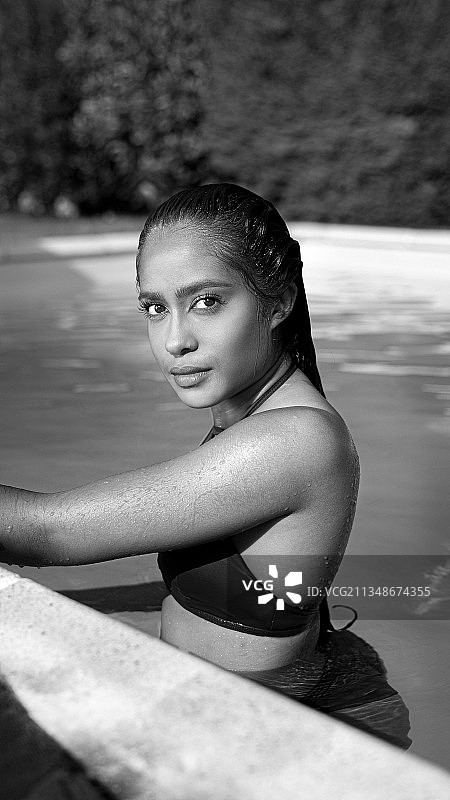 在法国巴黎游泳池里的女人图片素材