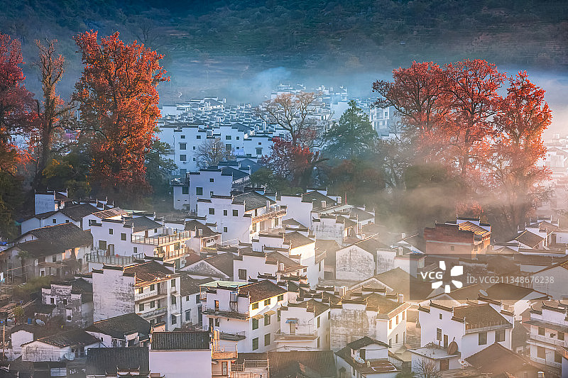 中国江西省婺源县石城村晨雾风光图片素材
