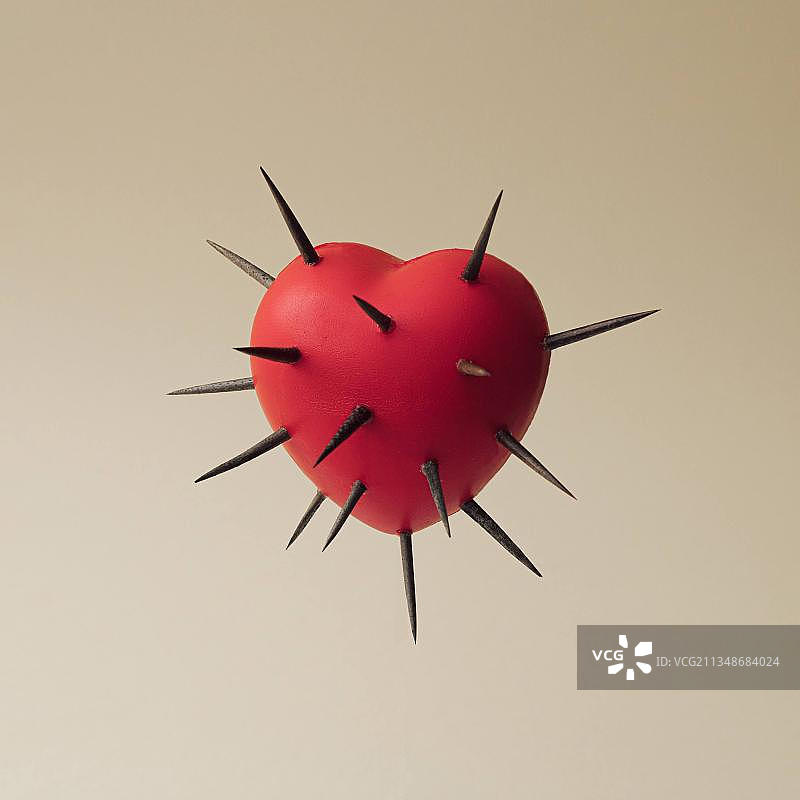 带刺的红色爱心特写图片素材