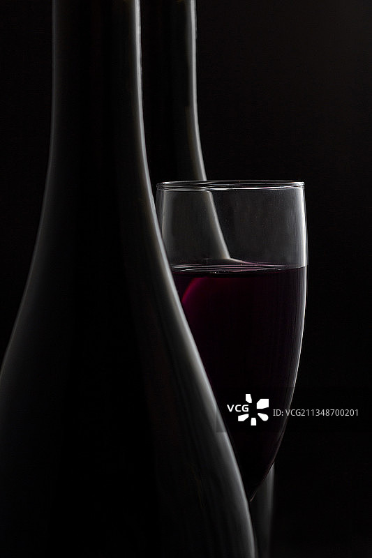 乌克兰黑色背景下的玻璃杯中葡萄酒特写图片素材