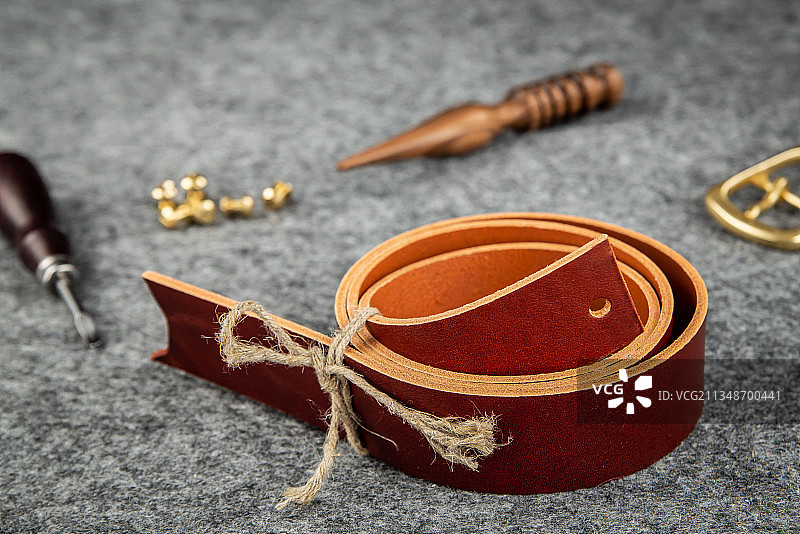 俄罗斯桌子上的皮带制作工具特写图片素材