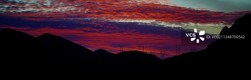 日落时戏剧性天空的风景图片素材