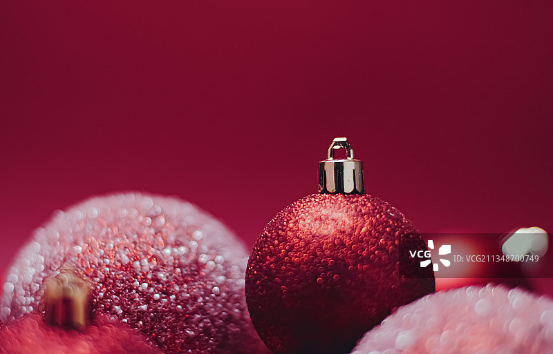 红色背景下的圣诞装饰品特写图片素材