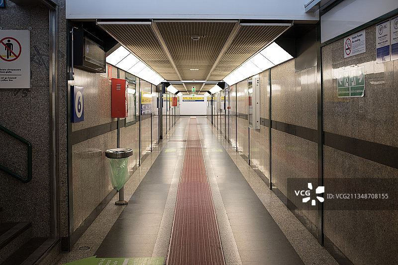 意大利巴里旧城空旷的地铁站图片素材