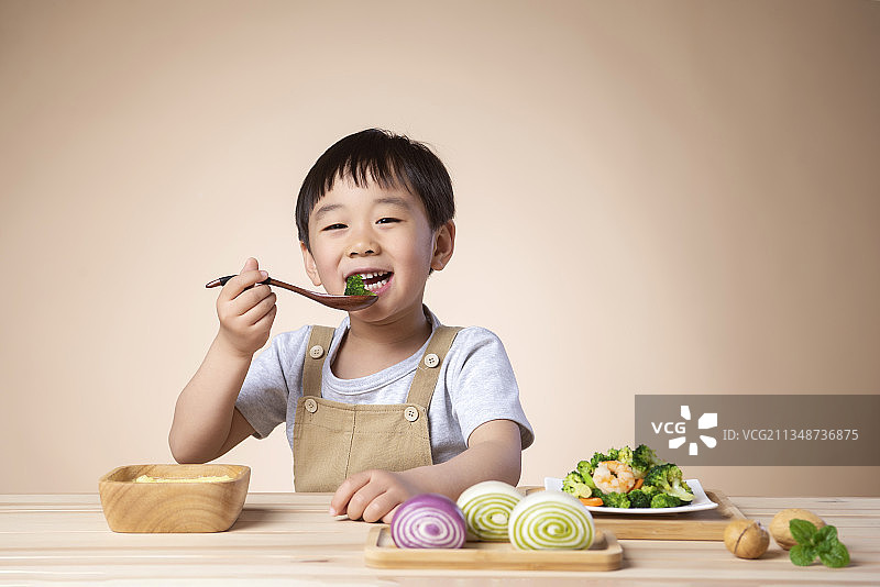 男孩正在吃饭图片素材
