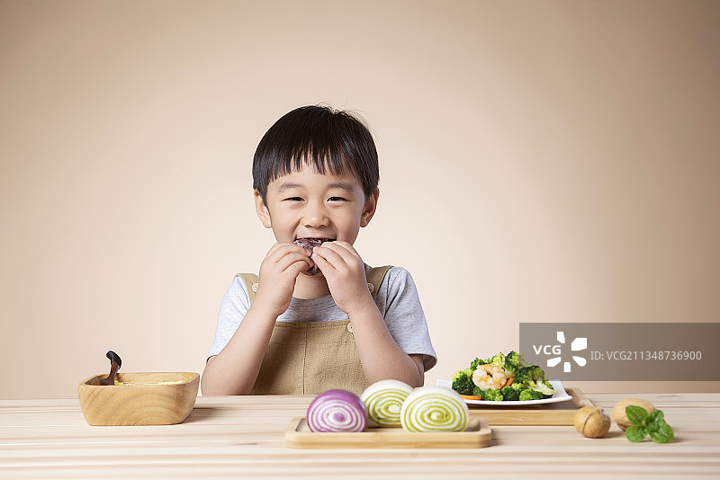 男孩正在吃饭图片素材