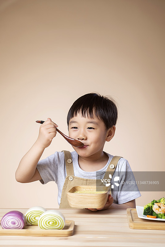 男孩正在吃饭图片素材