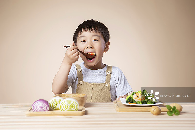 男孩正在吃饭图片素材