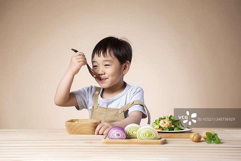 男孩正在吃饭图片素材