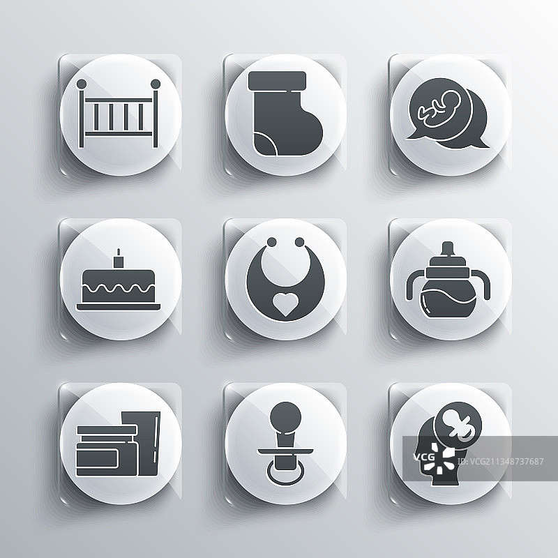 婴儿安抚奶嘴、奶瓶、围兜和食物蛋糕素材图片素材