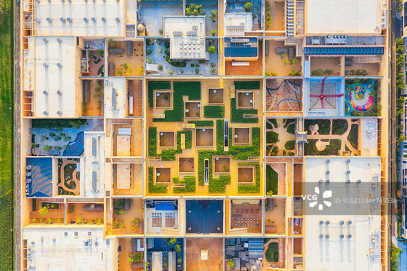 河南郑州《只有河南·戏剧幻城》剧场夏季日落时分户外风光航拍图片素材