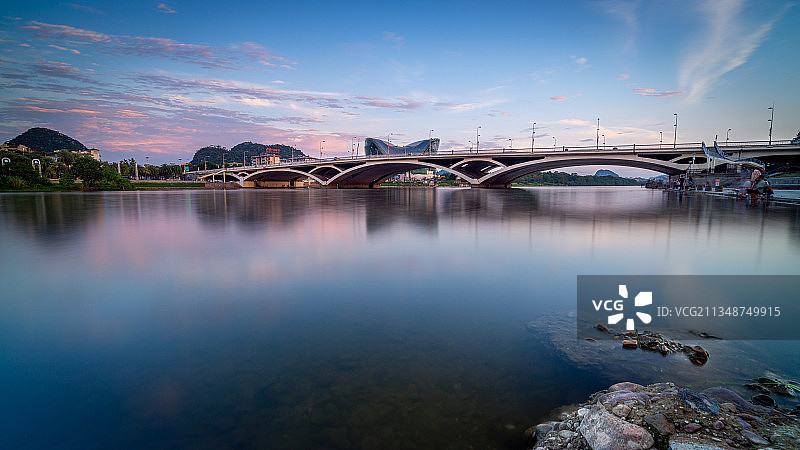 桂林解放桥日落夕阳水面倒影图片素材