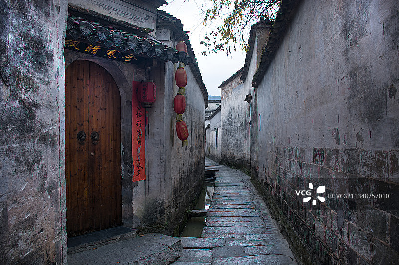 安徽黄山宏村徽派古典建筑的青石板路巷子图片素材
