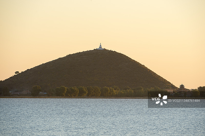 被称为天下第一敖包的内蒙古通辽市双合尔山和山上的白塔图片素材