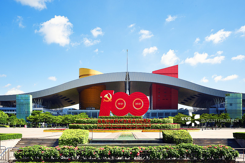 建党100周年的市民中心段街景图片素材