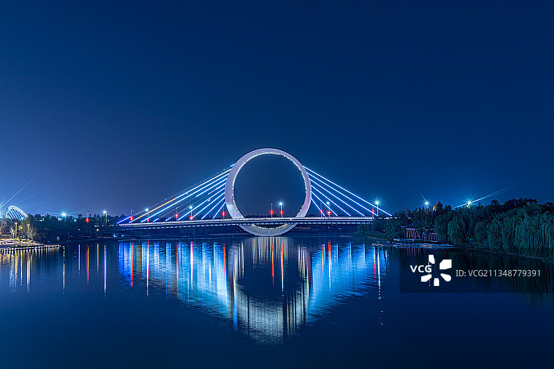 郑州蝶湖公园网红戒指桥夜景图片素材