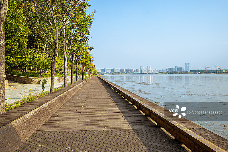 郑州龙湖公园木栈道图片素材