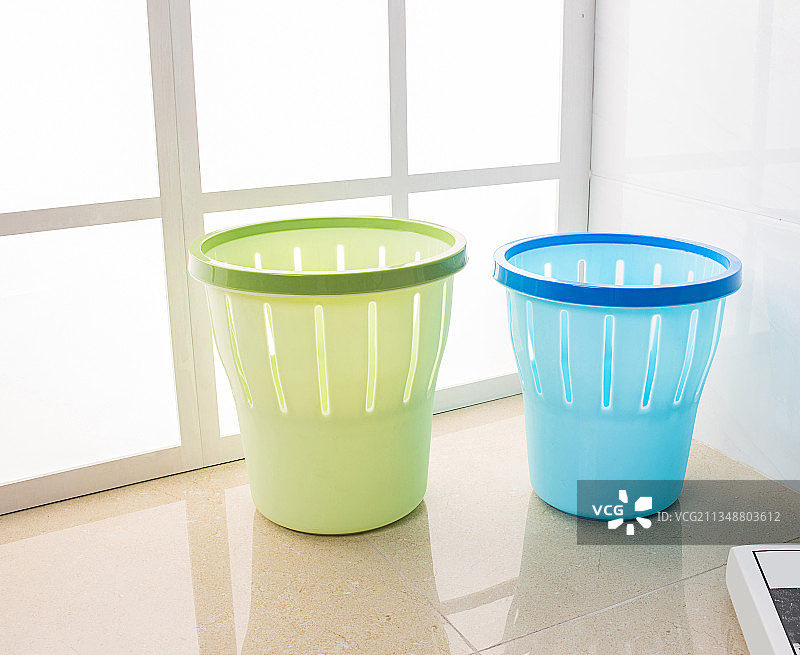 垃圾桶，塑料垃圾桶，家居用品，家用垃圾桶，纸篓图片素材