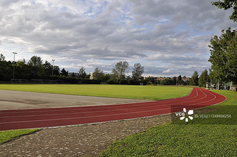 村里的运动场-跑到图片素材