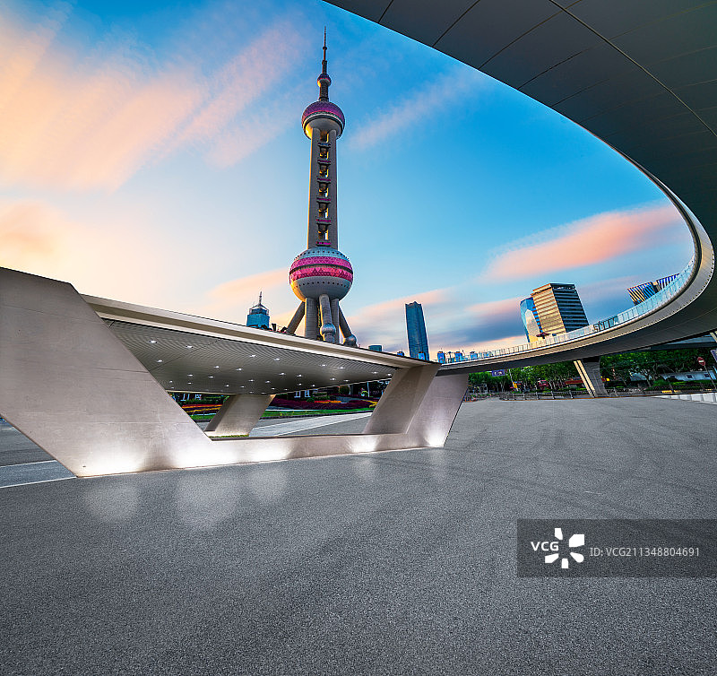 中国上海浦东陆家嘴的东方明珠塔背景的汽车广告背景图图片素材