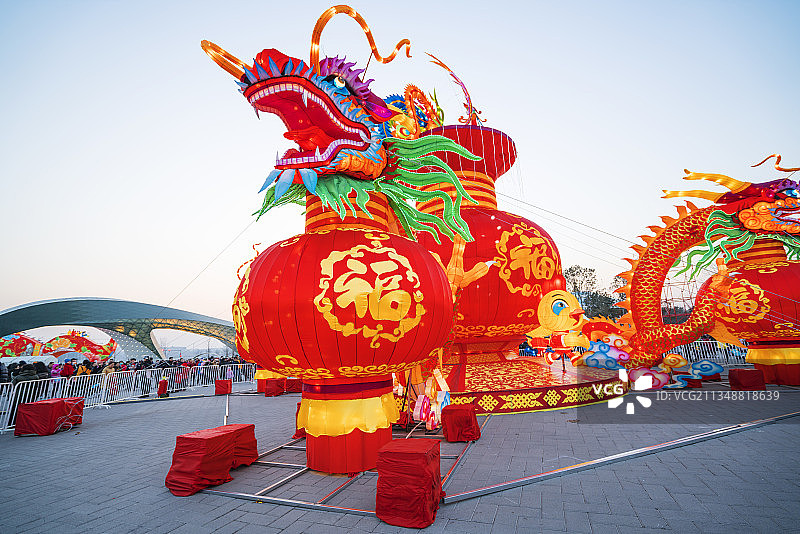 过年春节的龙头花灯图片素材