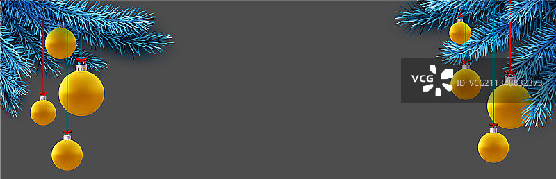 悬挂着黄色小饰品的蓝色云杉树枝图片素材