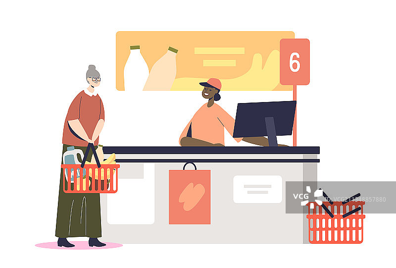 年长的妇女在超市收银台付款图片素材