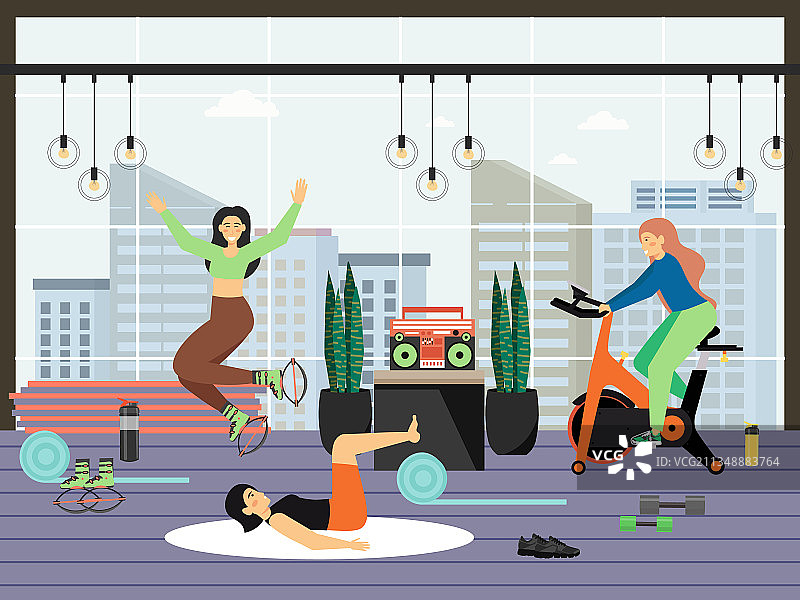 年轻女性在健身房骑动感单车图片素材