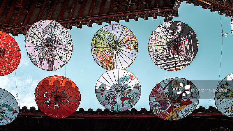 云南春夏旅行，丽江古城，伞街的油纸伞图片素材