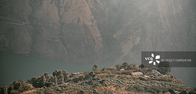云南春夏旅行，丽江，金沙江河谷图片素材