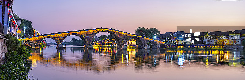 浙江杭州临平区塘栖古镇夜景 广济桥夜景 江南水乡夜景图片素材