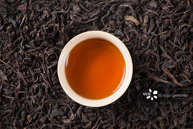 茶叶上的一杯红茶图片素材