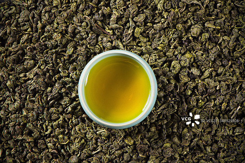 茶叶上的一杯绿茶图片素材