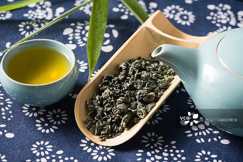 绿茶茶叶和茶具图片素材