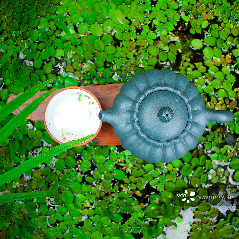 高角度拍摄：中国茶园中的茶壶和茶杯图片素材