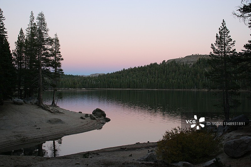美国加利福尼亚州阿尔卑湖日落时分的湖泊美景图片素材