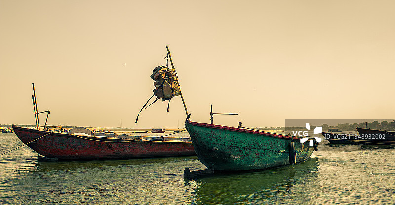 印度北方邦瓦拉纳西海上的渔船图片素材