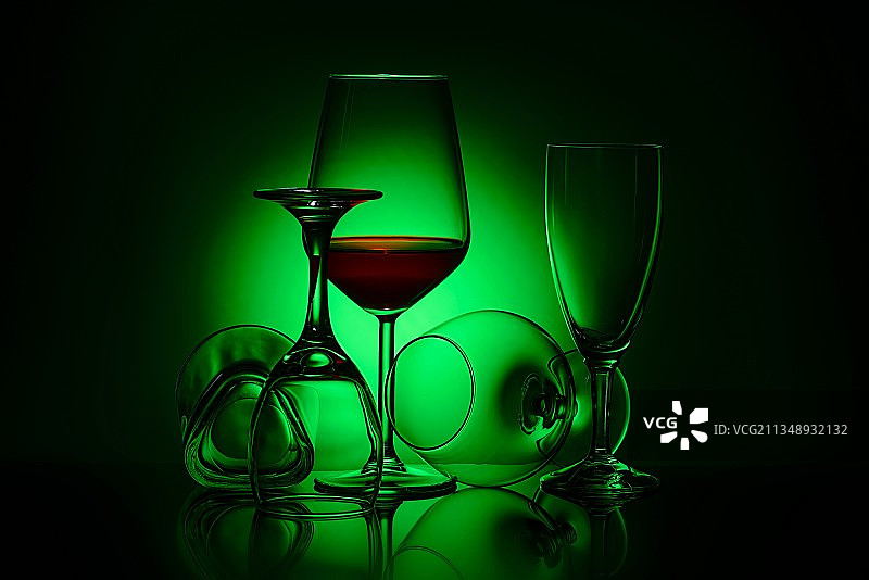 黑色背景下的桌上玻璃杯特写，以色列图片素材