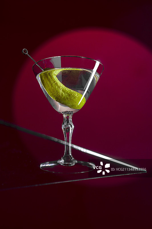马提尼酒杯饮品特写，红色背景，美国印第安纳州印第安纳波利斯图片素材