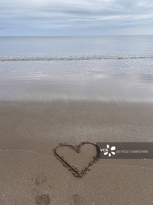 英国卡诺斯蒂海滩上沙滩心形图案俯视图图片素材