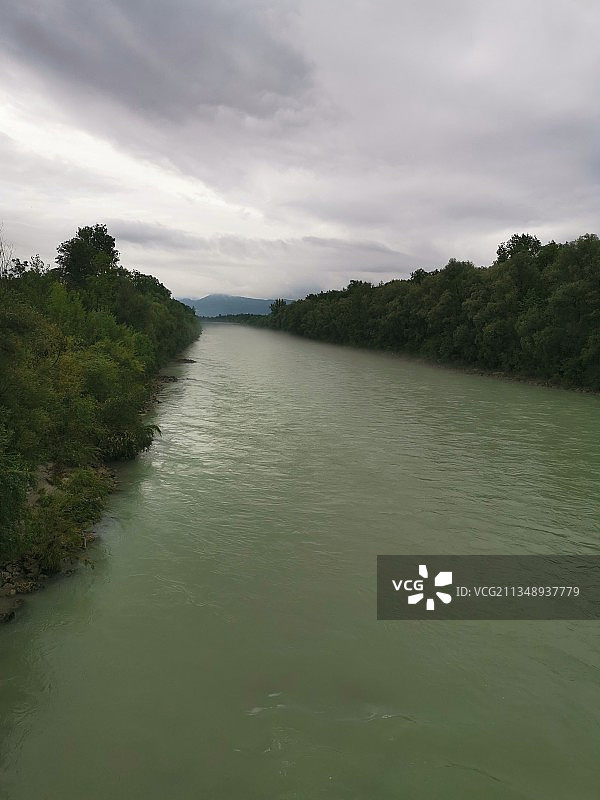 天空映衬下的河流风景图片素材