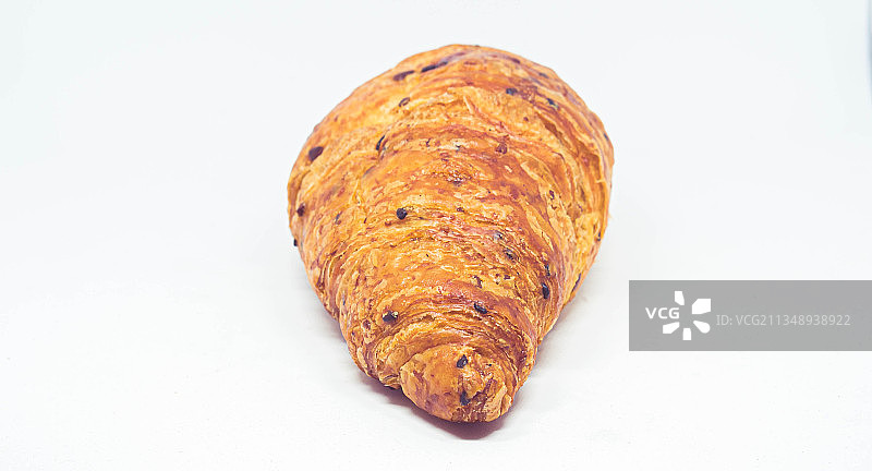 白色背景下的牛角面包特写图片素材